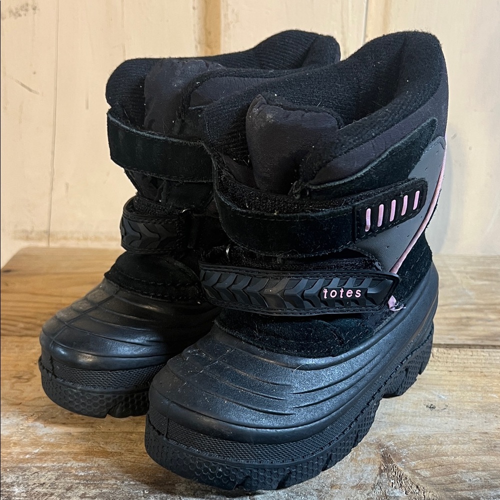 Size 8 toddler Totes Black and Pink Kids' Snow Boots Velcro strap exc condition
